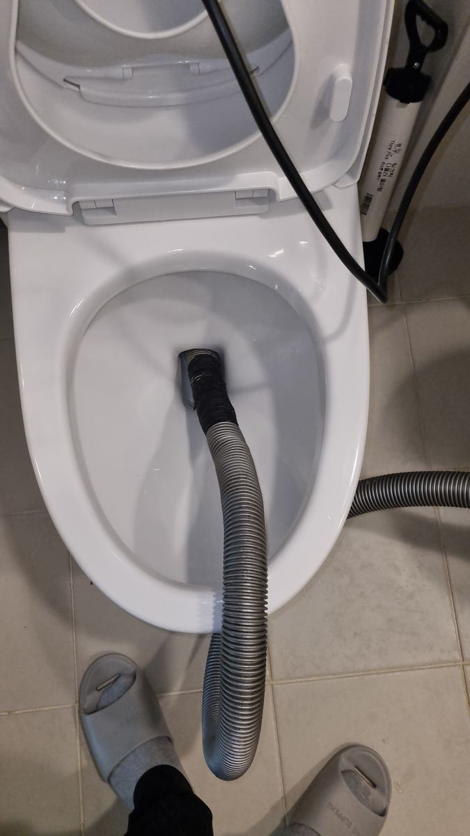 변기 내부 장비 작업